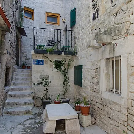 Kaja Τρογκίρ